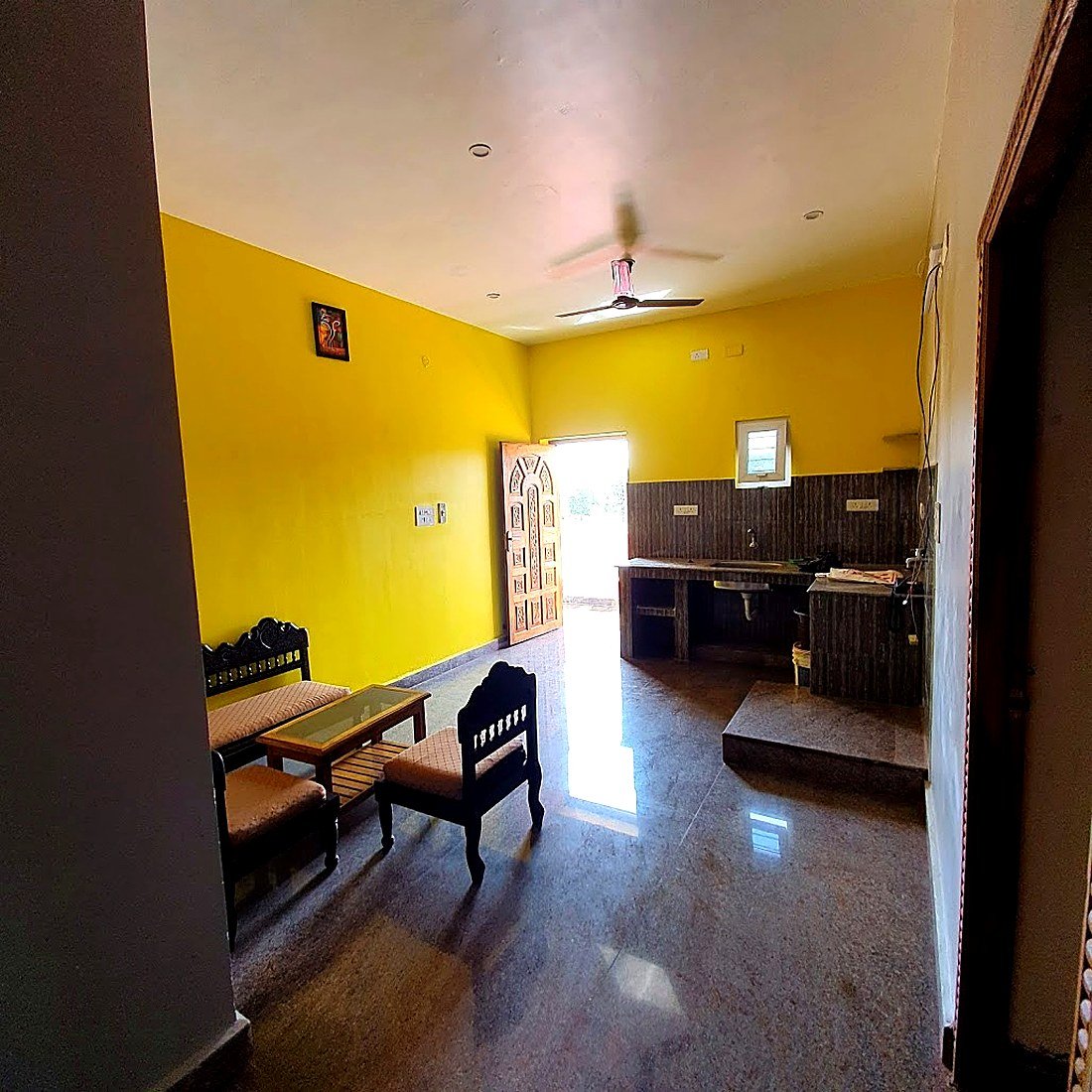 S19 kitchenette and seating area