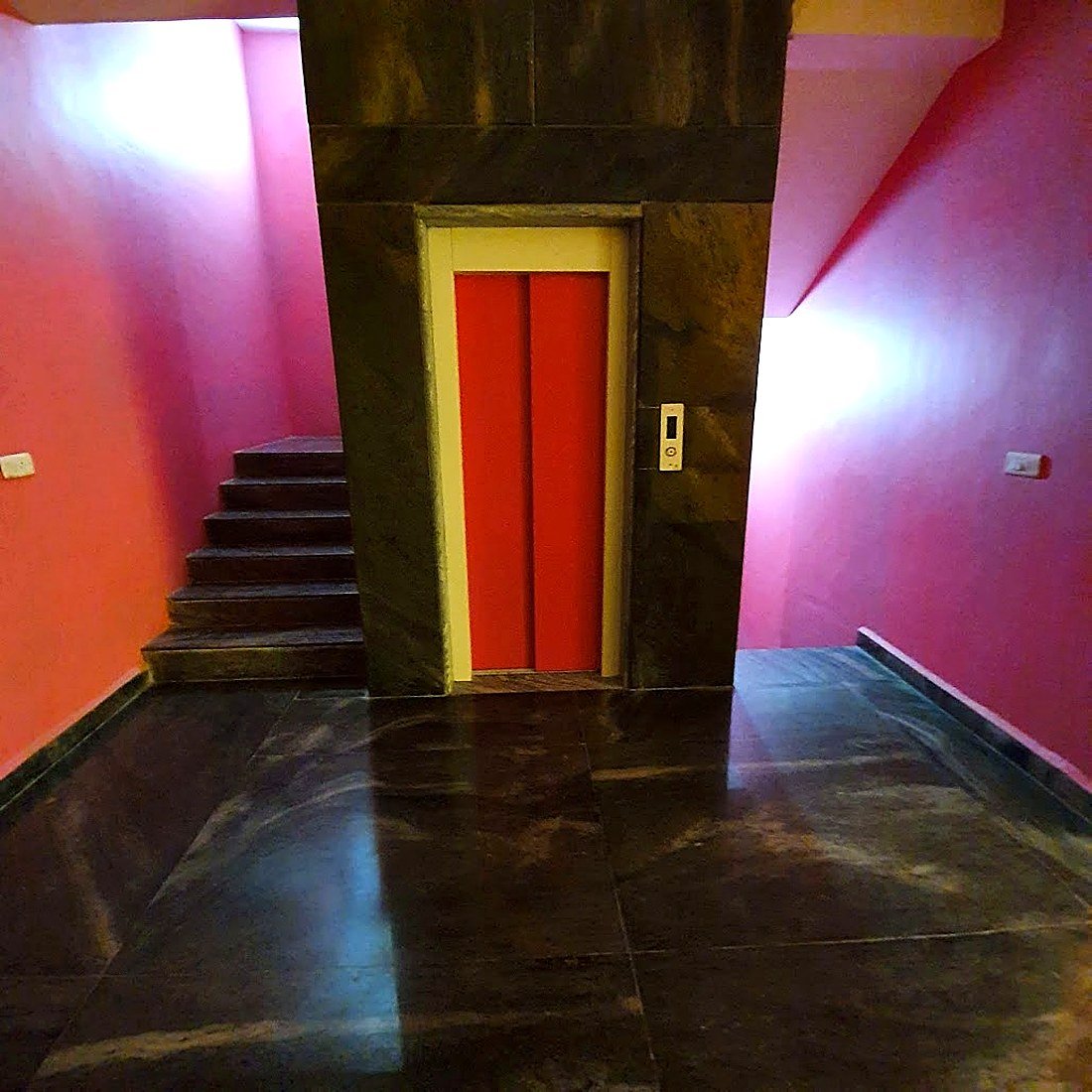 Elevator access at Art Le Stay