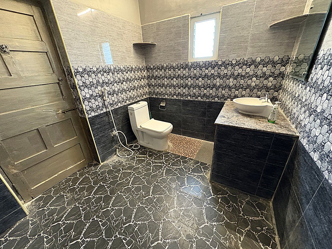 S23 attached bathroom with toilet